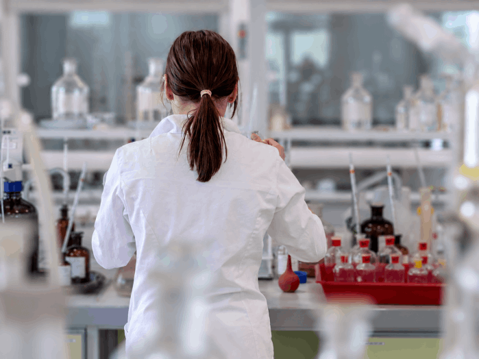 Profesional de la salud trabajando en un laboratorio